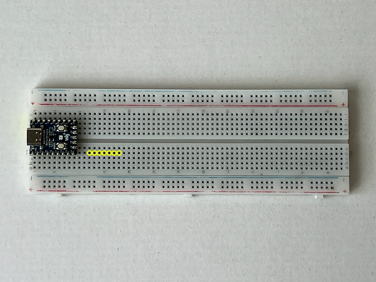 Das ganze Steckbrett von oben. Gelbe Ringe markieren die Löcher D12 bis D18. Dorthin kommt das Audioboard.