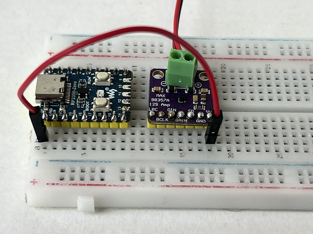 Aus der Nähe: das Kabel steckt fertig, zwischen B1 am Chip und B18 am Audioboard.