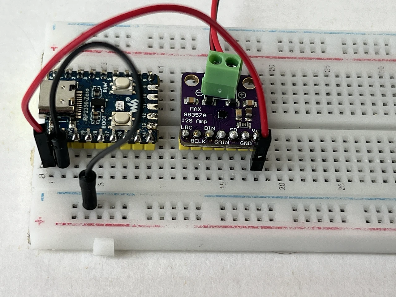 Aus der Nähe: das Kabel steckt fertig, zwischen B2 am Chip und der Minus-Schiene am Rand.