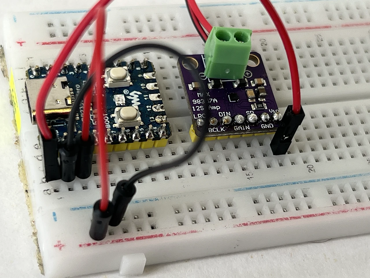 Aus der Nähe: das Kabel steckt fertig, zwischen B3 am Chip und der Plus-Schiene am Rand.
