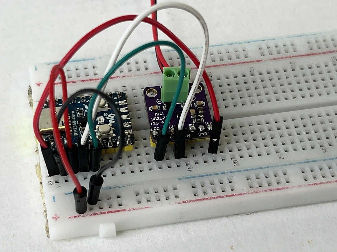 Aus der Nähe: das Kabel steckt fertig, zwischen B5 am Chip und B12 am Audioboard.