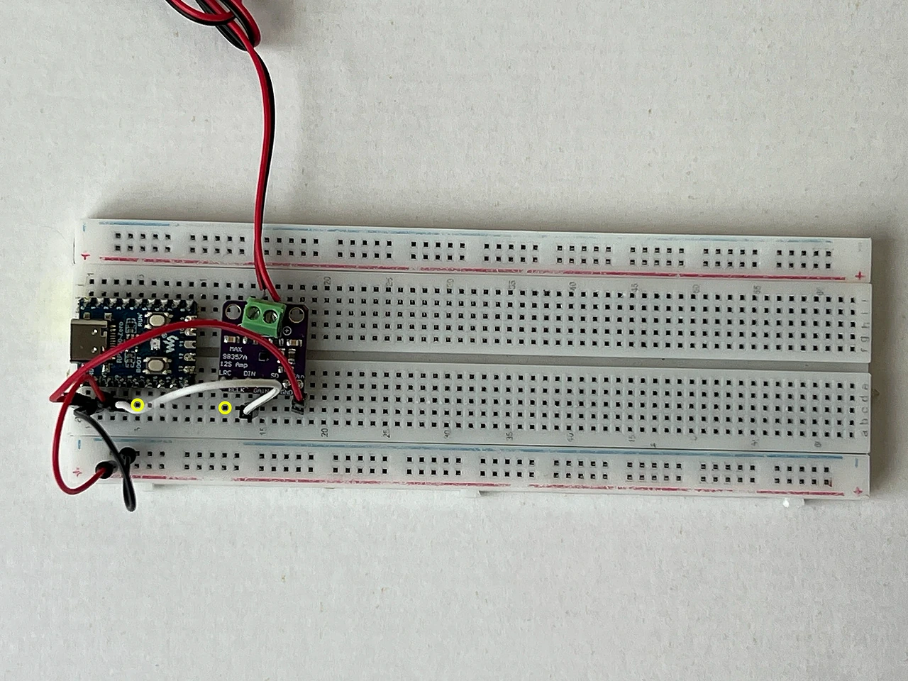Das ganze Steckbrett von oben. Gelbe Ringe markieren die beiden Enden: B5 am Chip und B12 am Audioboard.