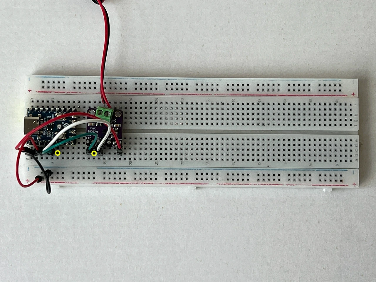 Das ganze Steckbrett von oben. Gelbe Ringe markieren die beiden Enden: B6 am Chip und B13 am Audioboard.