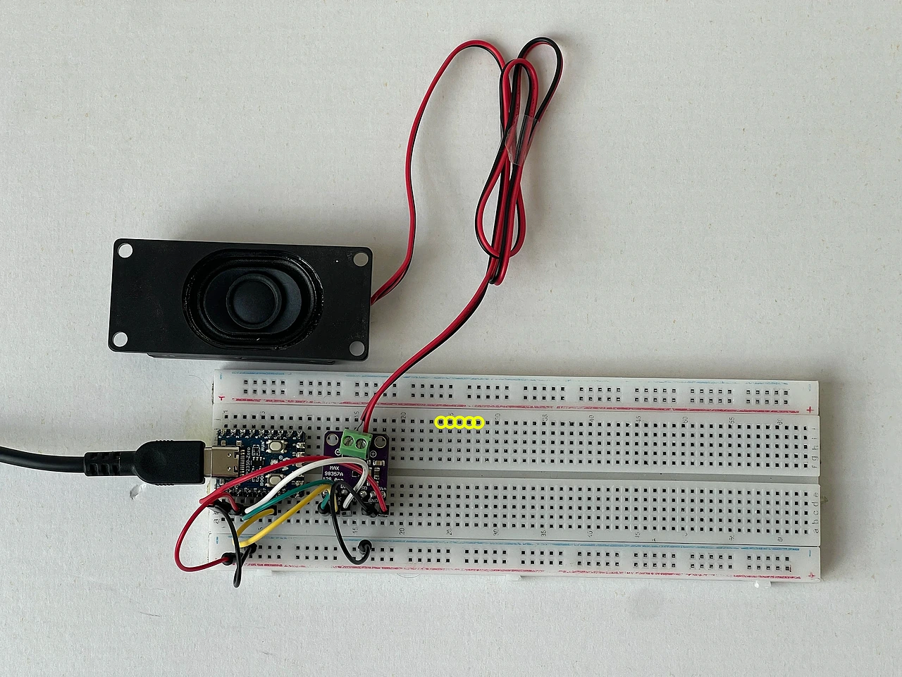 Das ganze Steckbrett von oben. Gelbe Ringe markieren die Löcher J24 bis J28. Dorthin kommt Encoder 1.