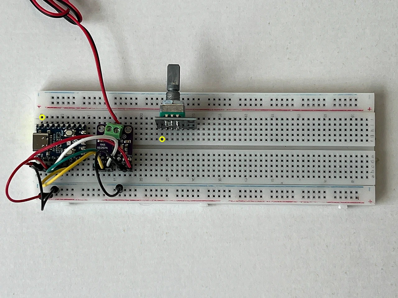 Das ganze Steckbrett von oben. Gelbe Ringe markieren die beiden Enden: F24 am Encoder 1 und J1 am Chip.