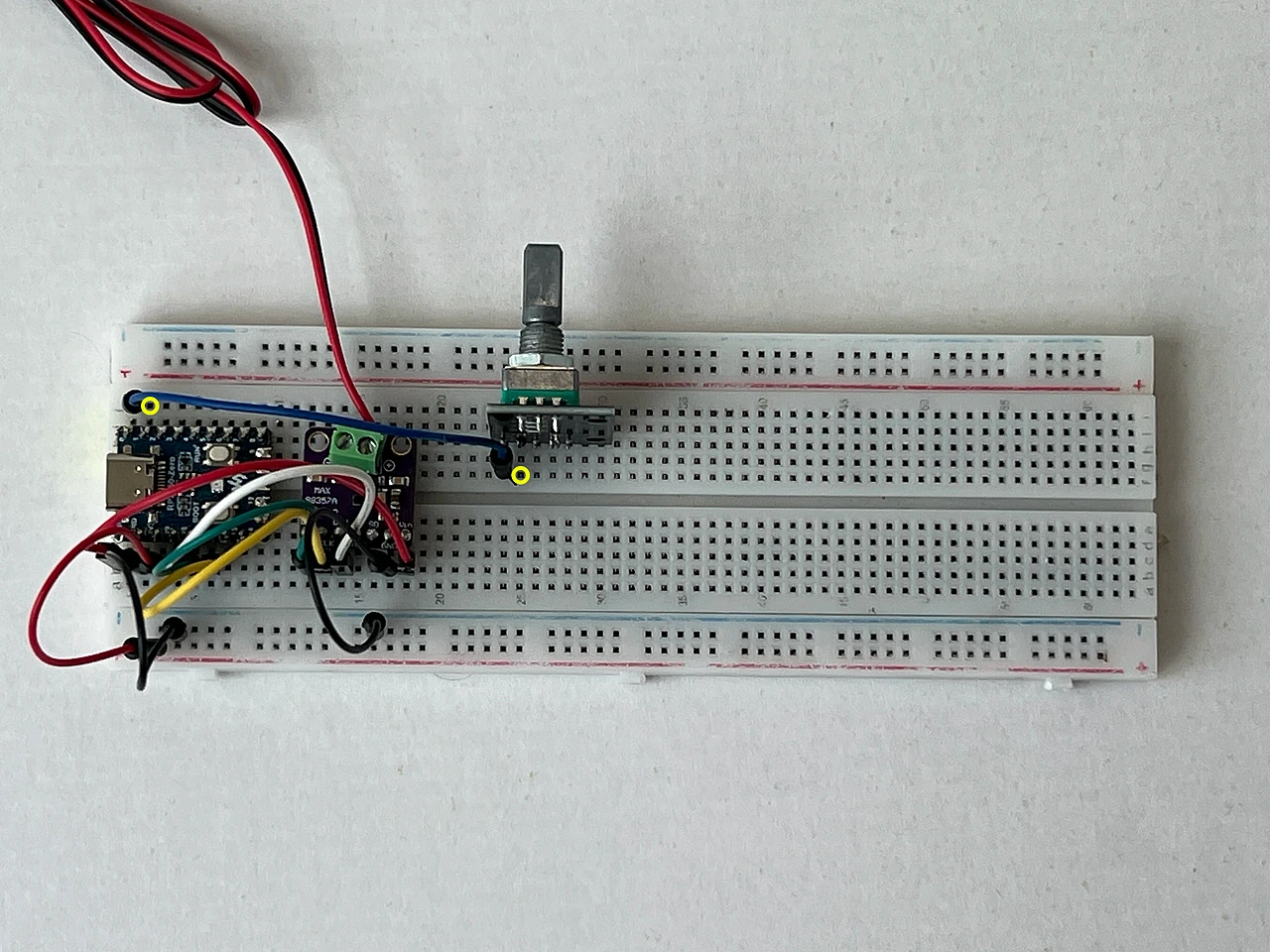 Das ganze Steckbrett von oben. Gelbe Ringe markieren die beiden Enden: F25 am Encoder 1 und J2 am Chip.