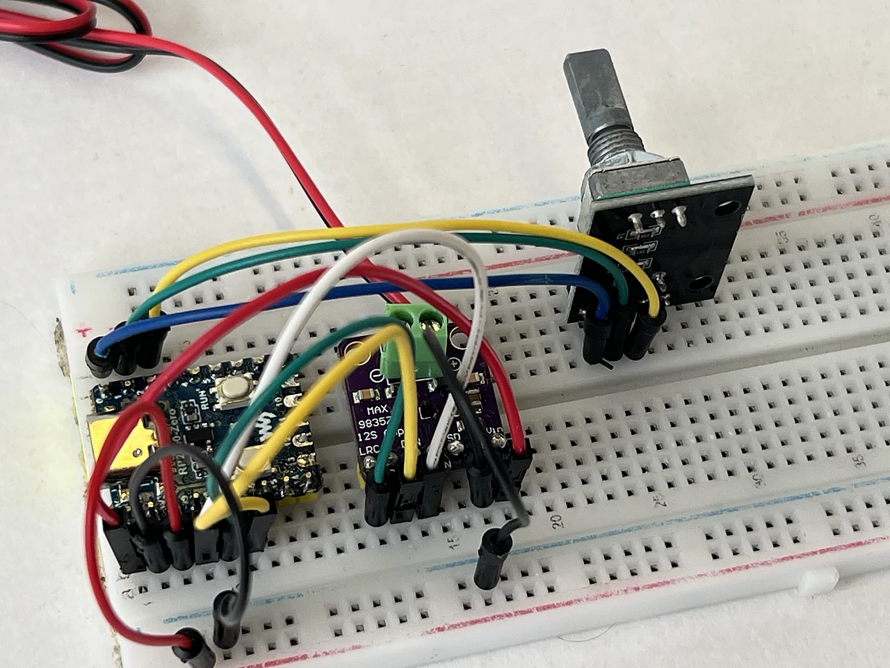 Aus der Nähe: das Kabel steckt fertig, zwischen F26 am Encoder 1 und J3 am Chip.