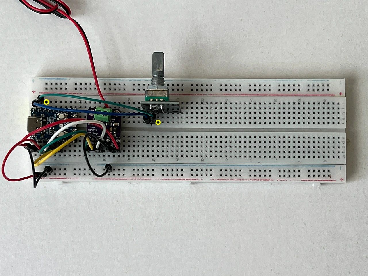 Das ganze Steckbrett von oben. Gelbe Ringe markieren die beiden Enden: F26 am Encoder 1 und J3 am Chip.
