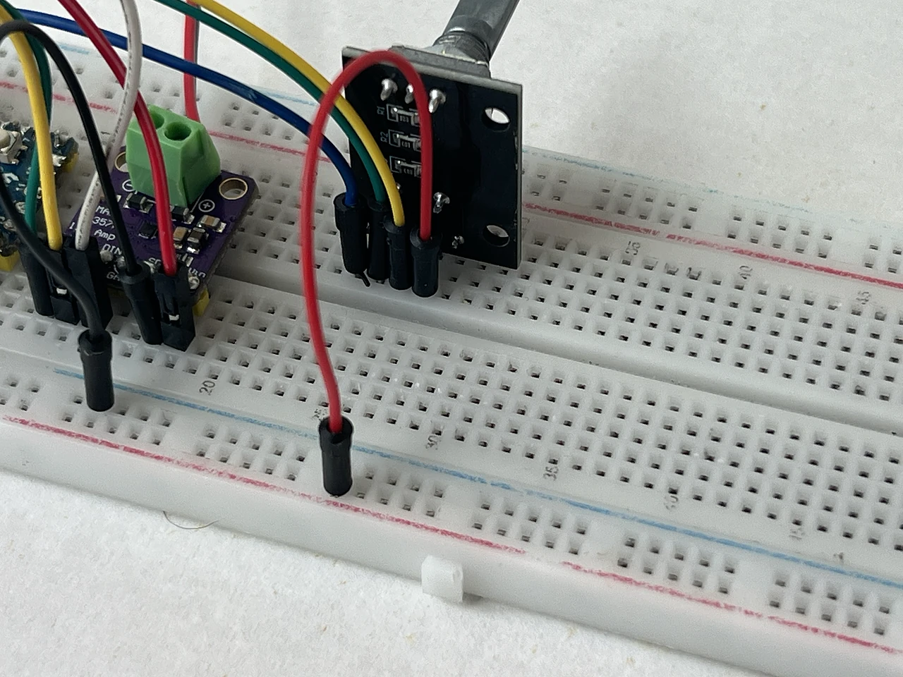 Aus der Nähe: das Kabel steckt fertig, zwischen F27 am Encoder 1 und der Plus-Schiene am Rand.