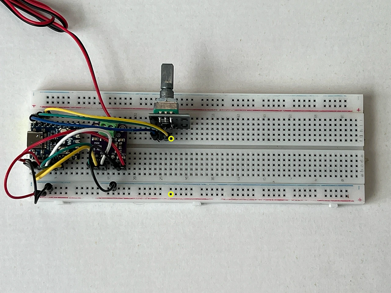 Das ganze Steckbrett von oben. Gelbe Ringe markieren die beiden Enden: F27 am Encoder 1 und die Plus-Schiene am Rand.