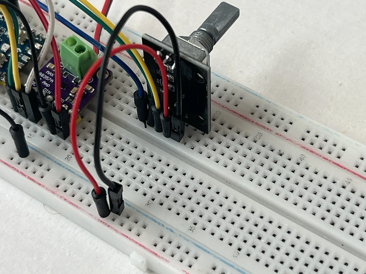 Aus der Nähe: das Kabel steckt fertig, zwischen F28 am Encoder 1 und der Minus-Schiene am Rand.