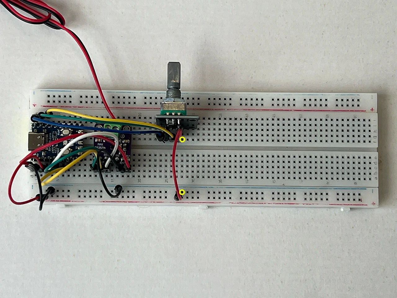Das ganze Steckbrett von oben. Gelbe Ringe markieren die beiden Enden: F28 am Encoder 1 und die Minus-Schiene am Rand.