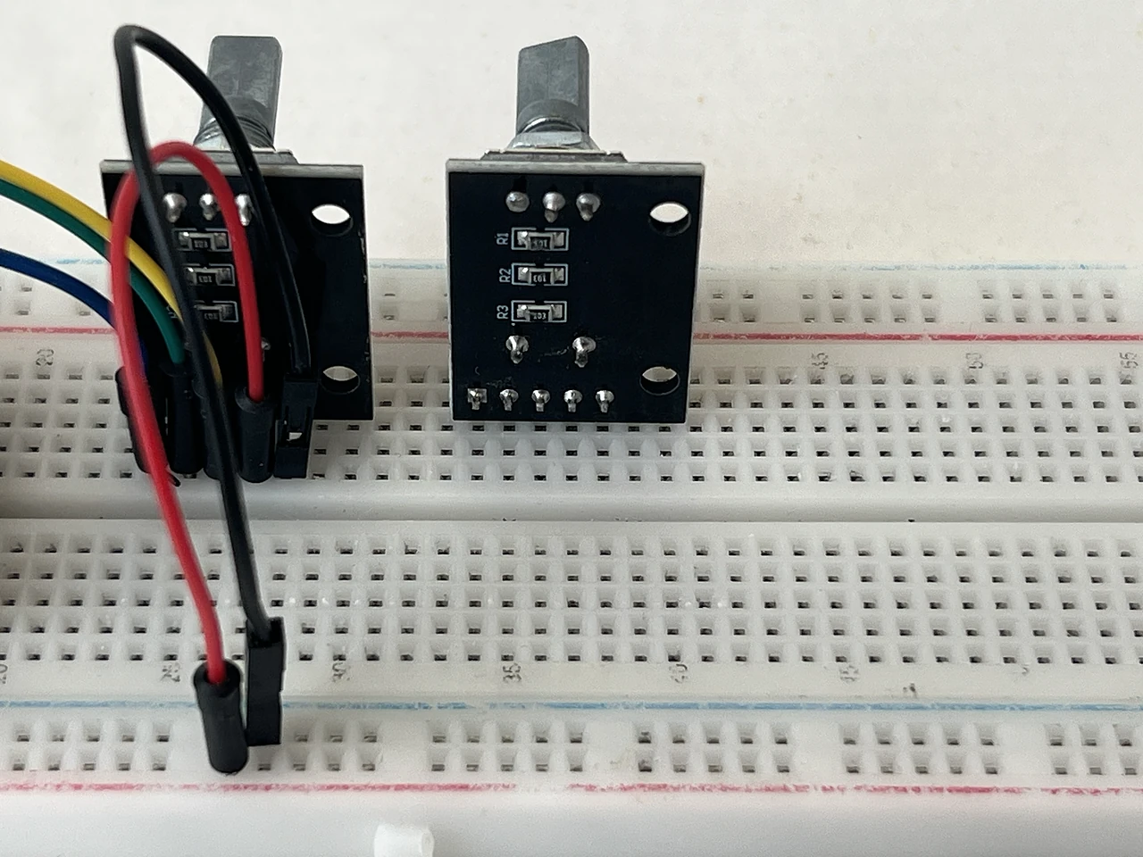 Aus der Nähe: Encoder 2 sitzt in den Löchern J34 bis J38.