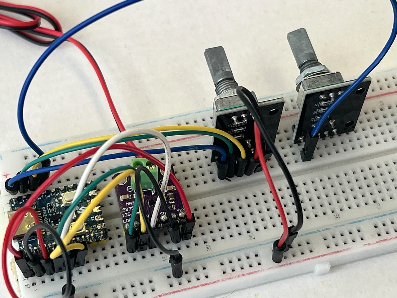 Aus der Nähe: das Kabel steckt fertig, zwischen F34 am Encoder 2 und J4 am Chip.