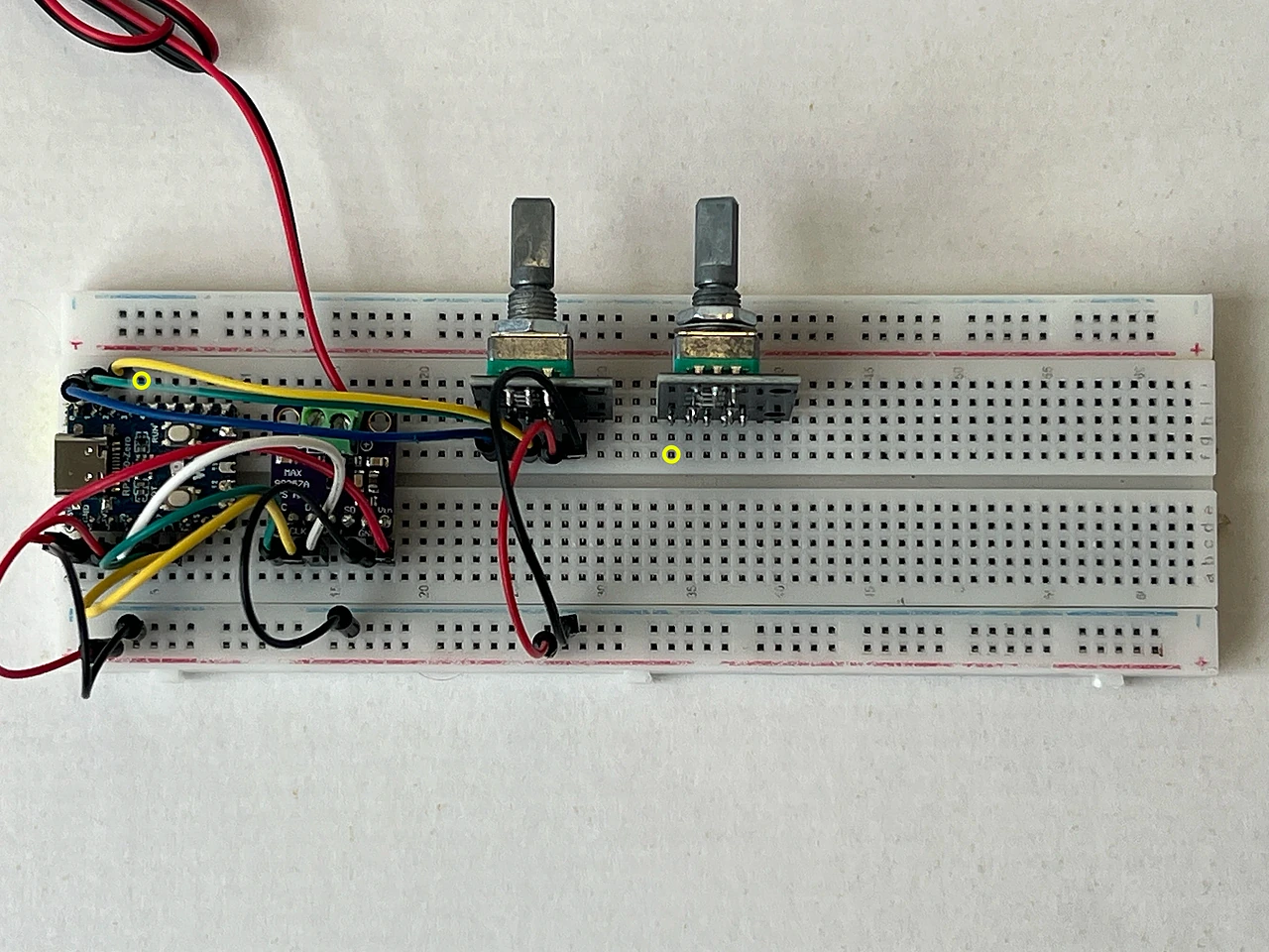 Das ganze Steckbrett von oben. Gelbe Ringe markieren die beiden Enden: F34 am Encoder 2 und J4 am Chip.