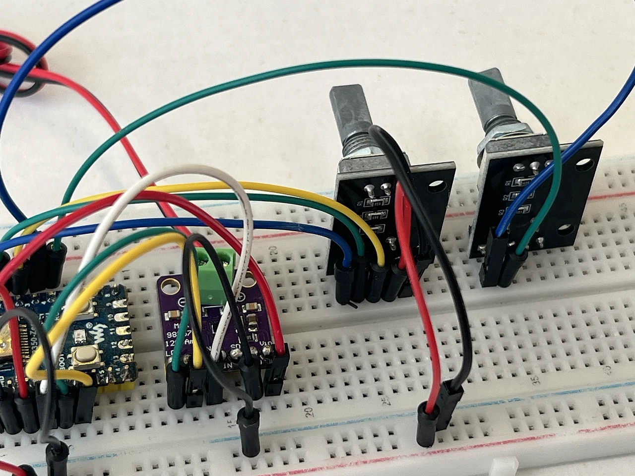 Aus der Nähe: das Kabel steckt fertig, zwischen F35 am Encoder 2 und J5 am Chip.