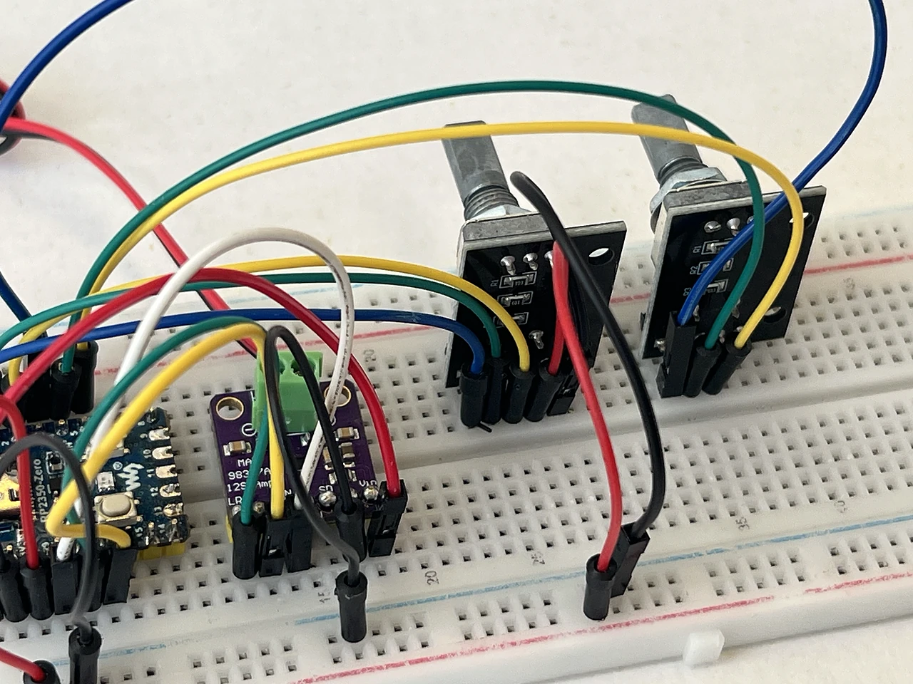 Aus der Nähe: das Kabel steckt fertig, zwischen F36 am Encoder 2 und J6 am Chip.