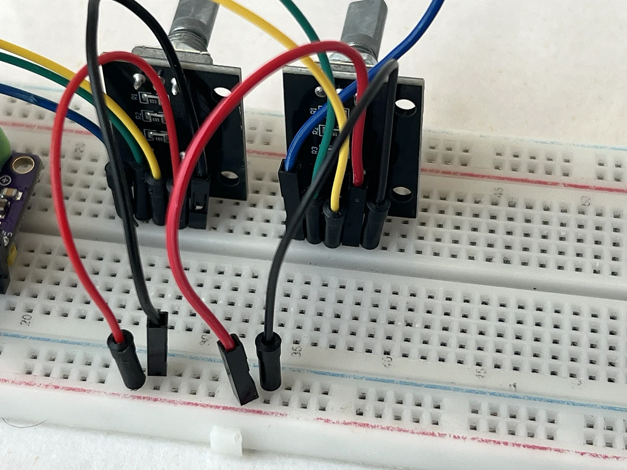 Aus der Nähe: das Kabel steckt fertig, zwischen F38 am Encoder 2 und der Minus-Schiene am Rand.