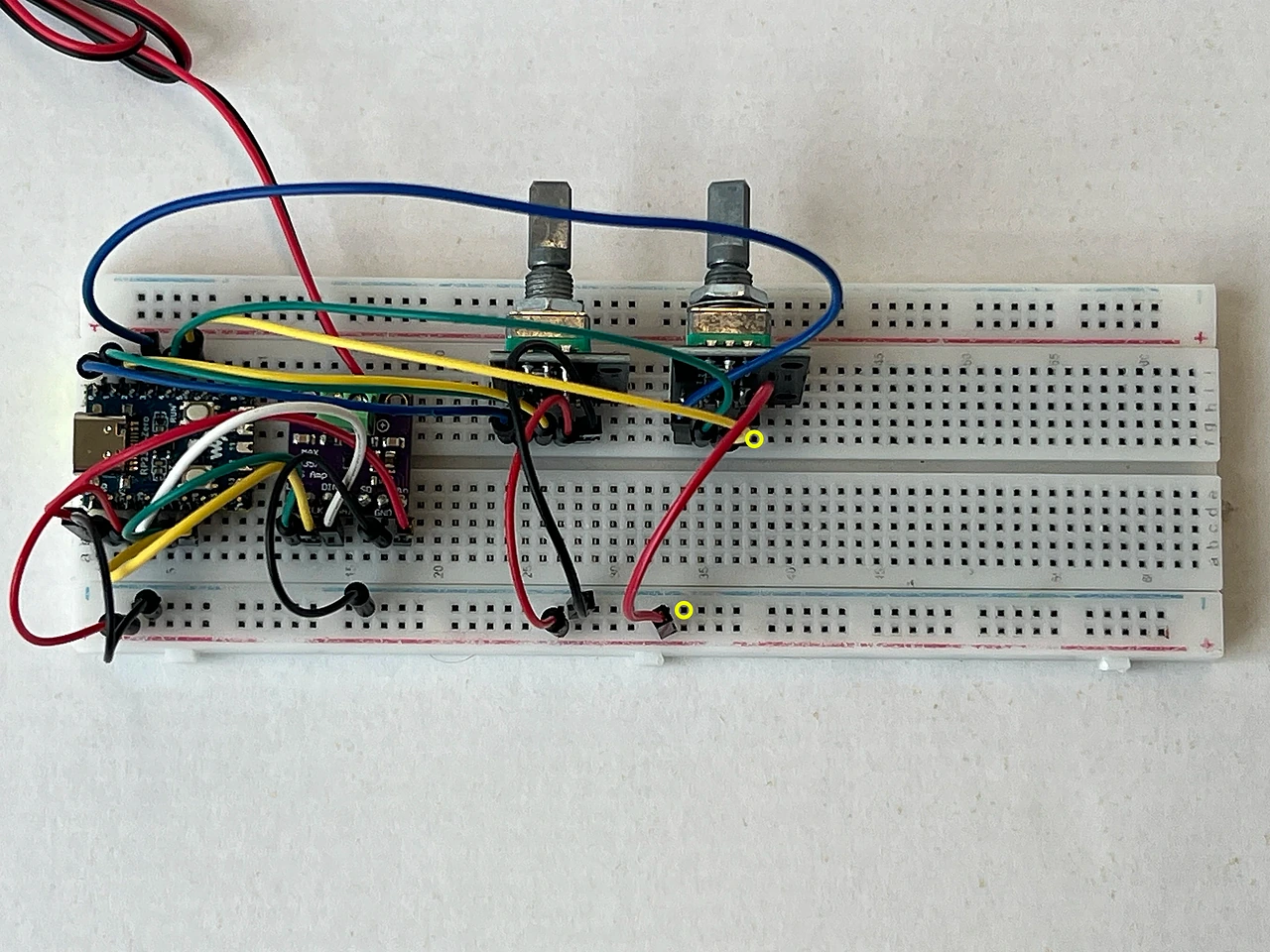 Das ganze Steckbrett von oben. Gelbe Ringe markieren die beiden Enden: F38 am Encoder 2 und die Minus-Schiene am Rand.