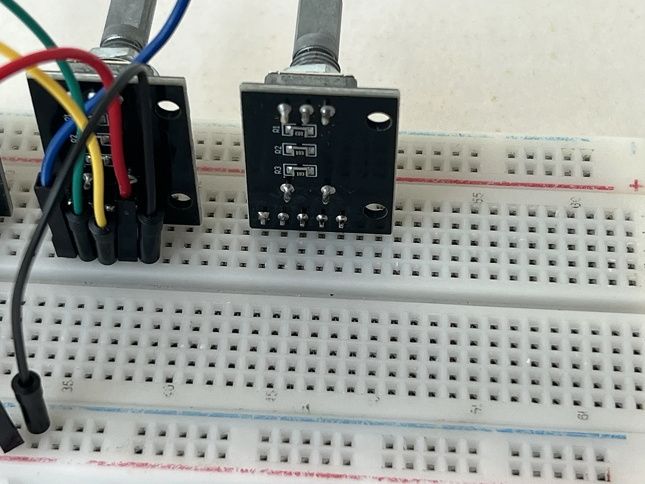 Aus der Nähe: Encoder 3 sitzt in den Löchern J44 bis J48.