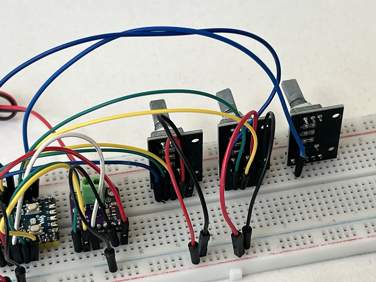 Aus der Nähe: das Kabel steckt fertig, zwischen F44 am Encoder 3 und J7 am Chip.