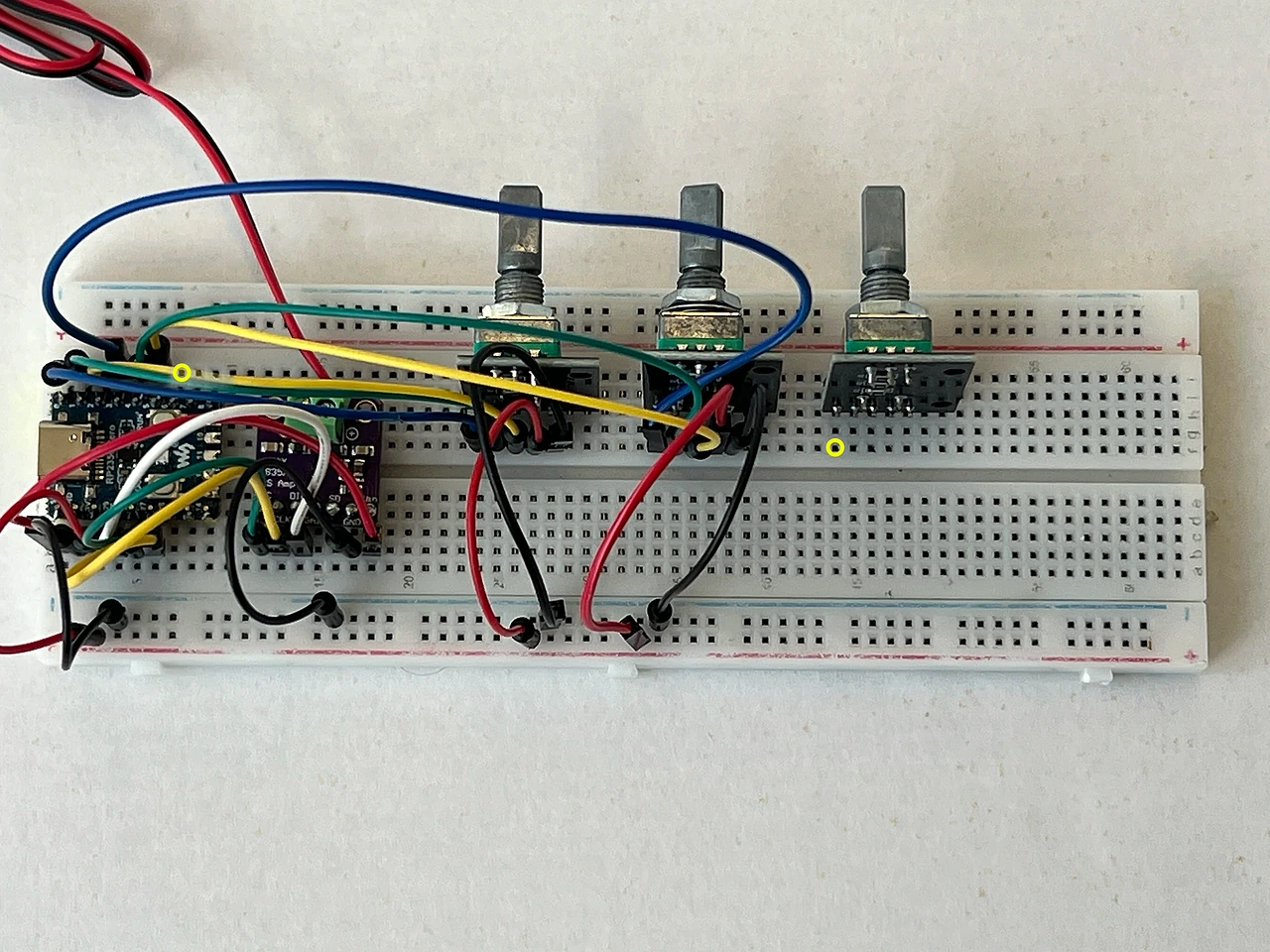 Das ganze Steckbrett von oben. Gelbe Ringe markieren die beiden Enden: F44 am Encoder 3 und J7 am Chip.