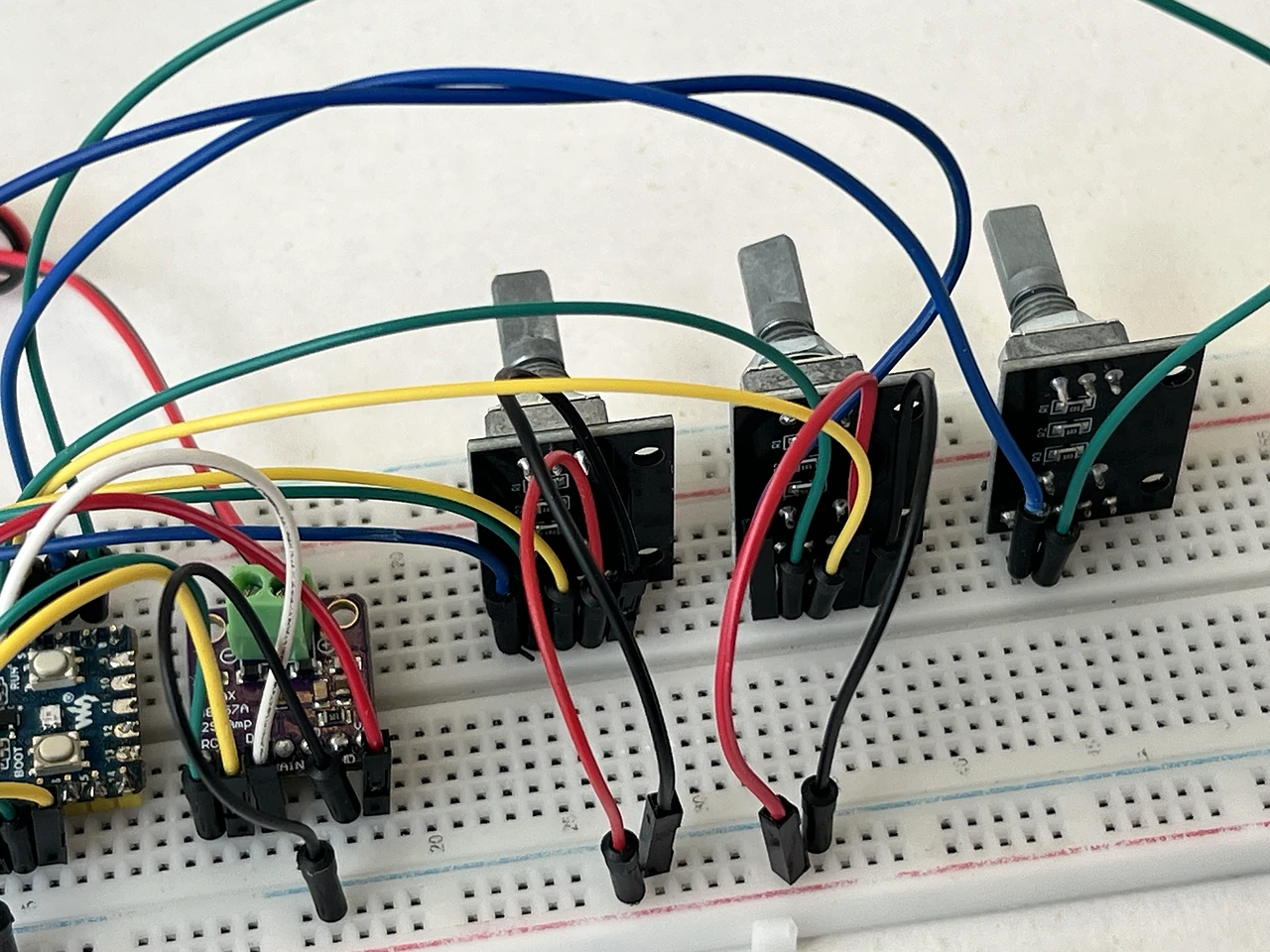 Aus der Nähe: das Kabel steckt fertig, zwischen F45 am Encoder 3 und J8 am Chip.