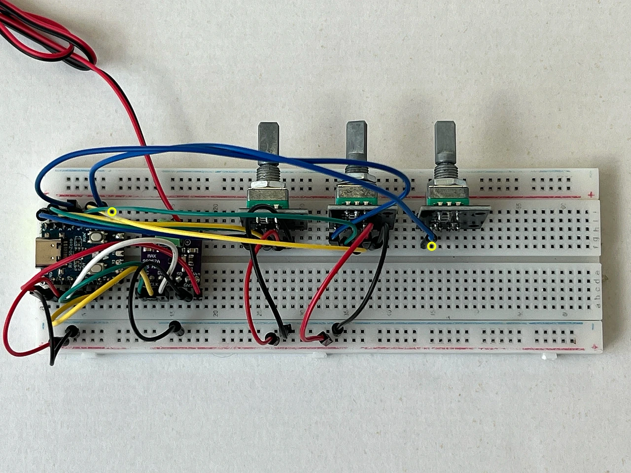 Das ganze Steckbrett von oben. Gelbe Ringe markieren die beiden Enden: F45 am Encoder 3 und J8 am Chip.