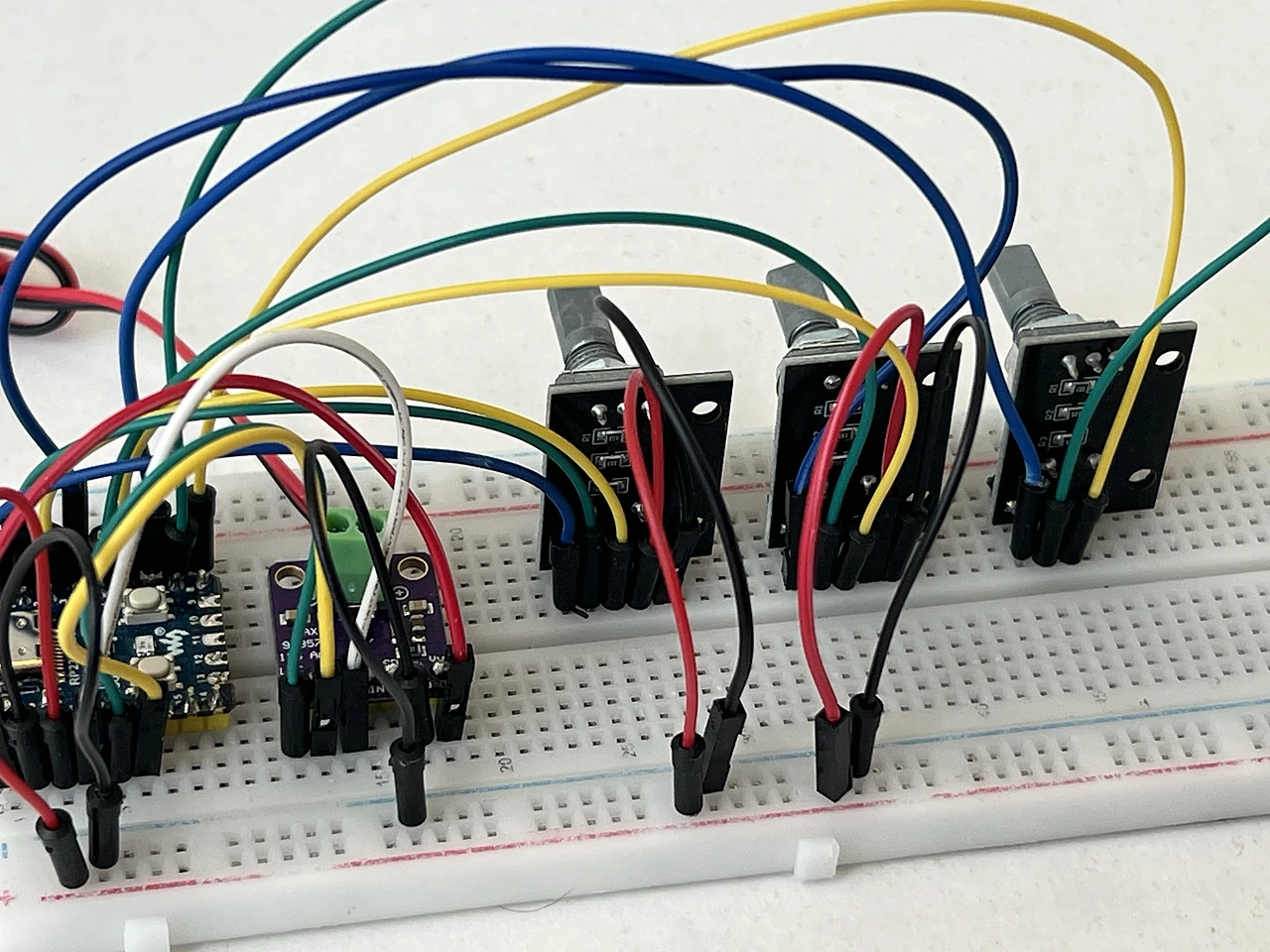 Aus der Nähe: das Kabel steckt fertig, zwischen F46 am Encoder 3 und J9 am Chip.