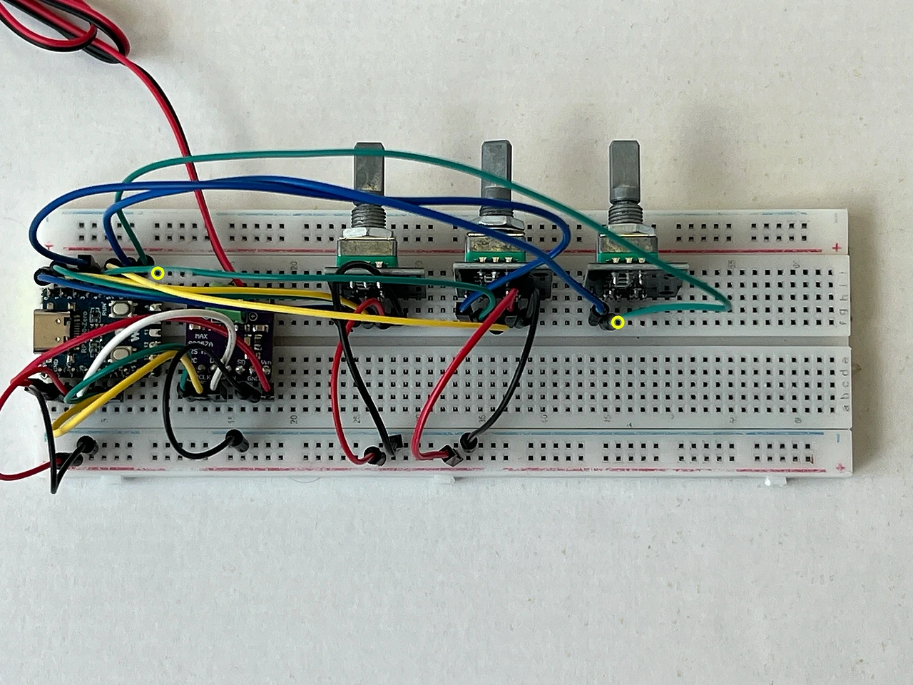 Das ganze Steckbrett von oben. Gelbe Ringe markieren die beiden Enden: F46 am Encoder 3 und J9 am Chip.