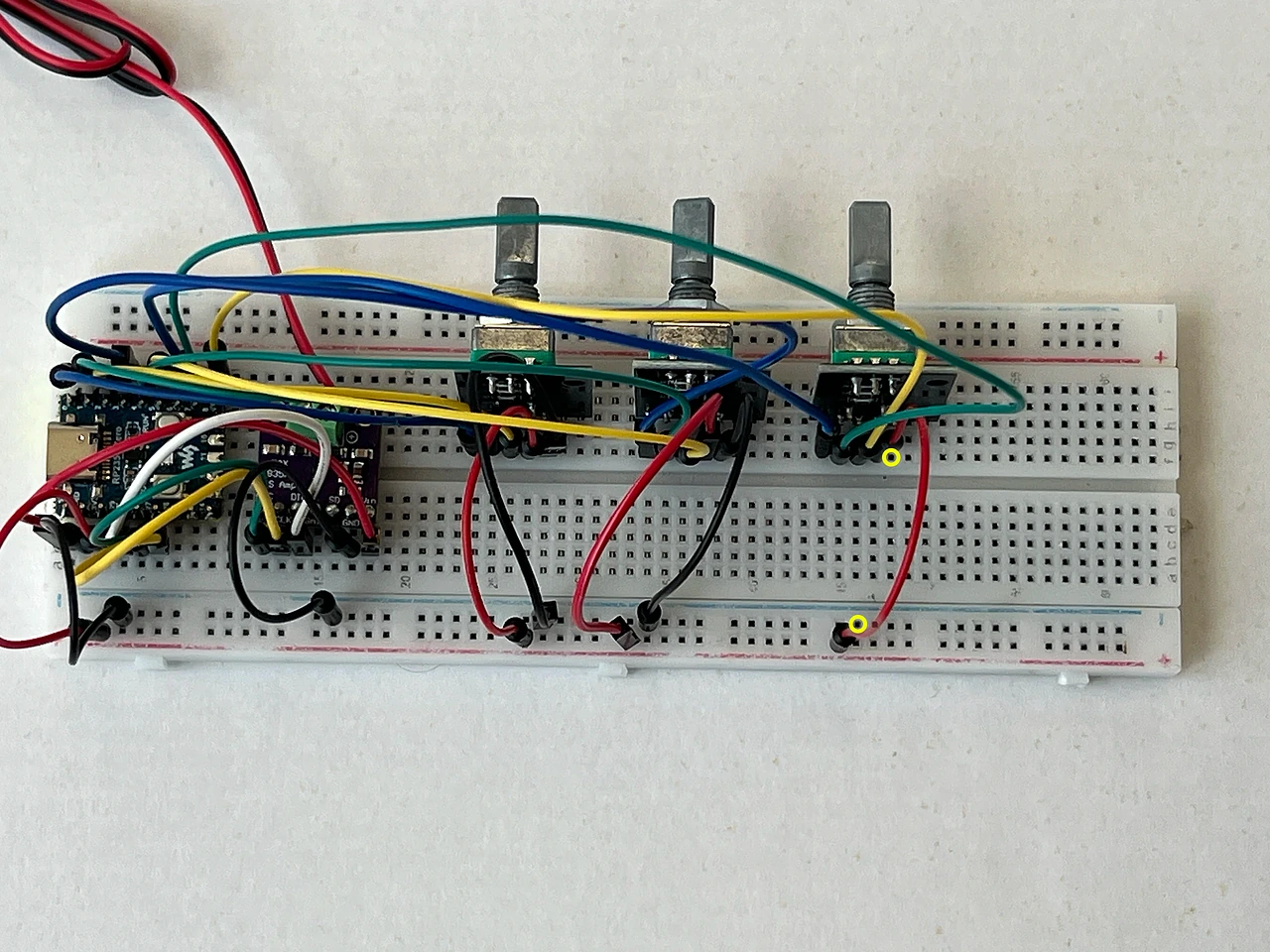 Das ganze Steckbrett von oben. Gelbe Ringe markieren die beiden Enden: F48 am Encoder 3 und die Minus-Schiene am Rand.