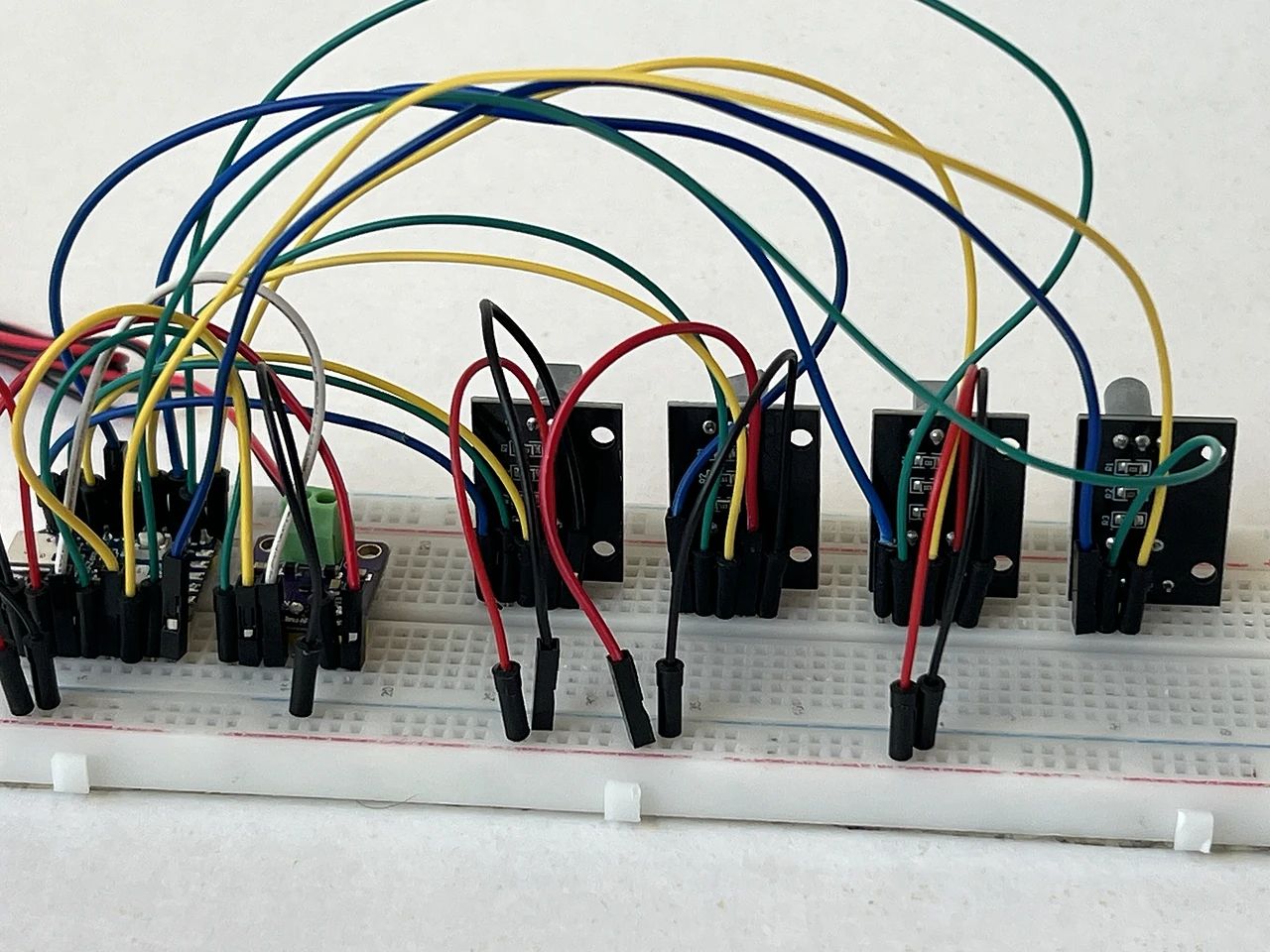 Aus der Nähe: das Kabel steckt fertig, zwischen F56 am Encoder 4 und B7 am Chip.