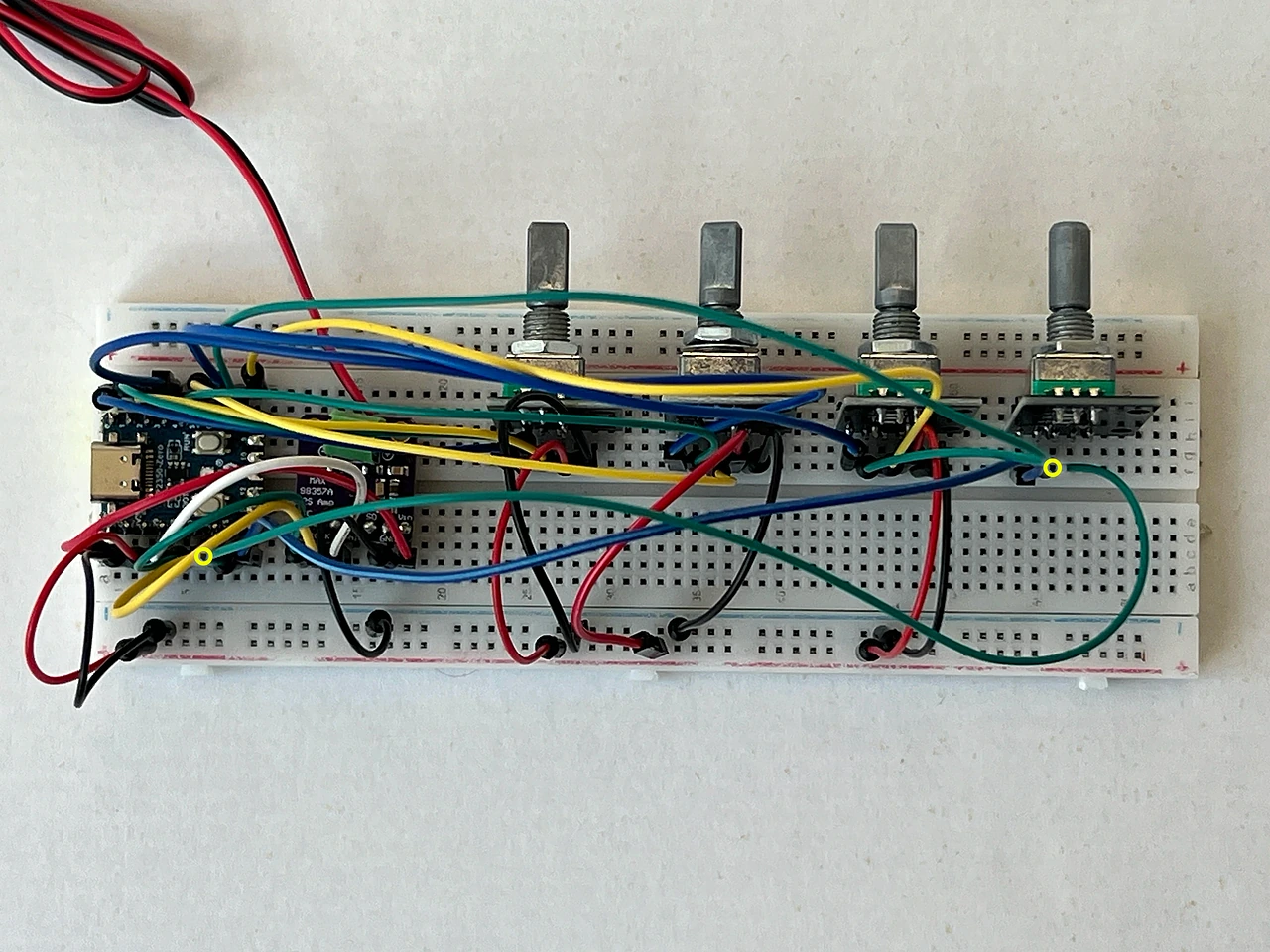 Das ganze Steckbrett von oben. Gelbe Ringe markieren die beiden Enden: F56 am Encoder 4 und B7 am Chip.