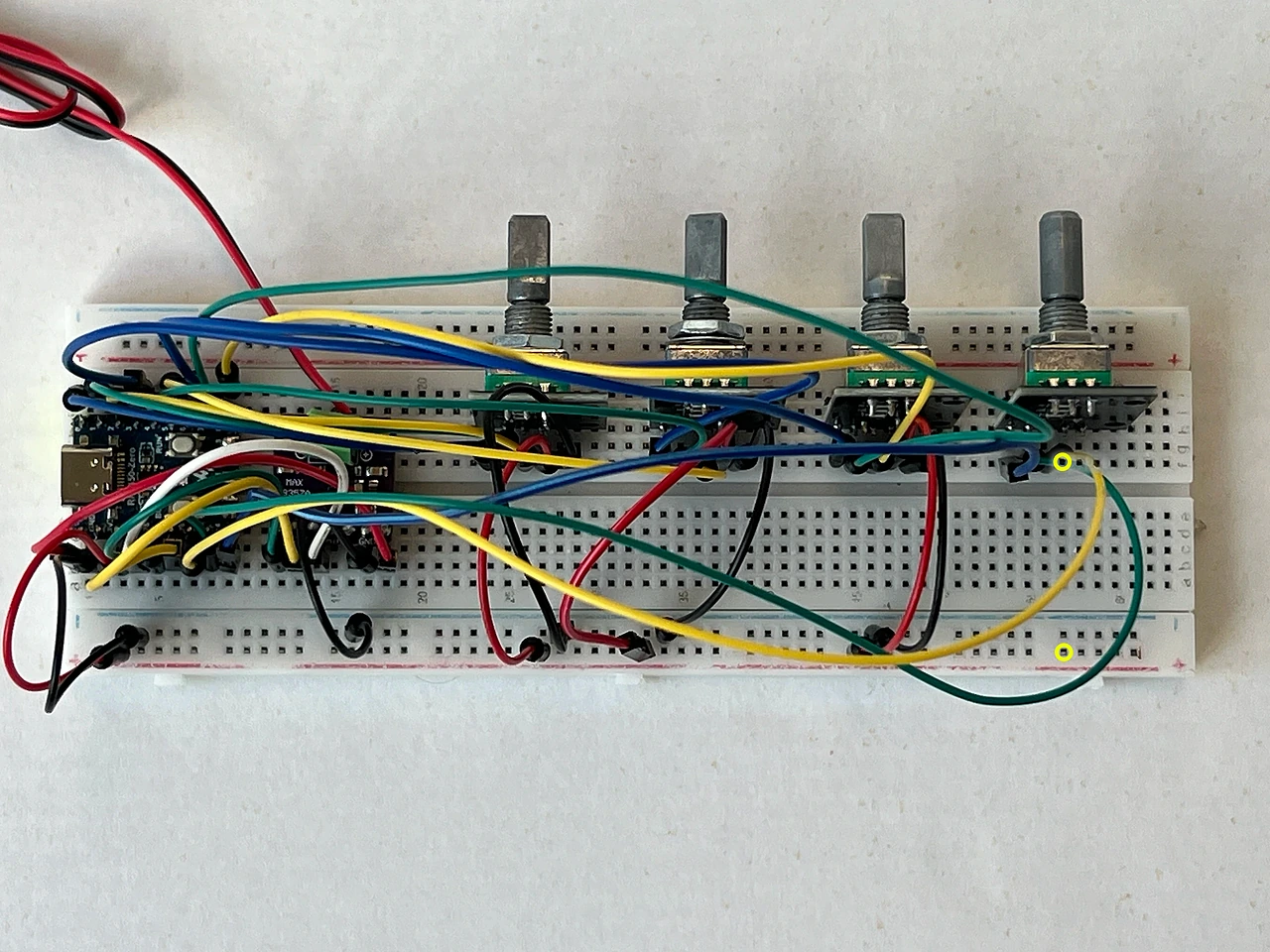 Das ganze Steckbrett von oben. Gelbe Ringe markieren die beiden Enden: F57 am Encoder 4 und die Plus-Schiene am Rand.