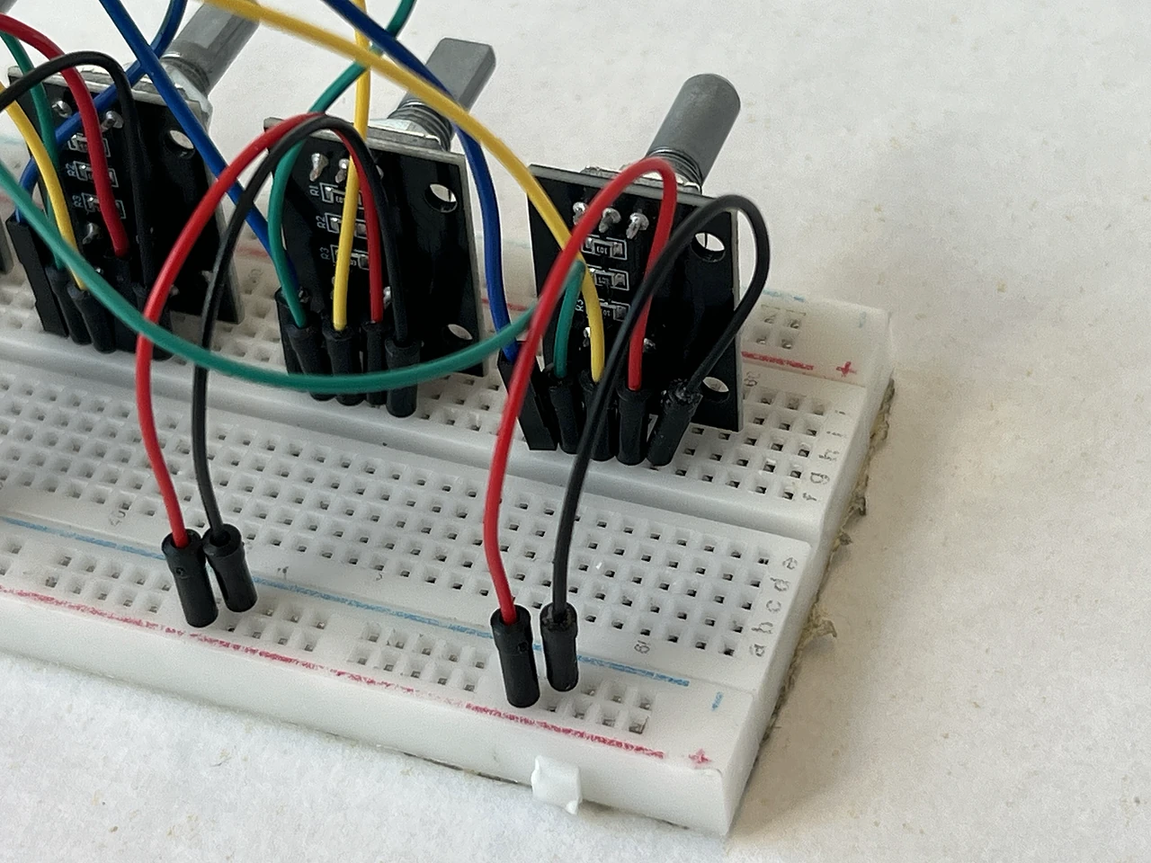 Aus der Nähe: das Kabel steckt fertig, zwischen F58 am Encoder 4 und der Minus-Schiene am Rand.