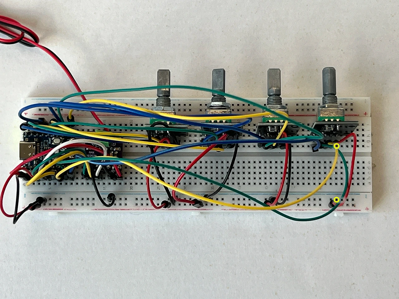 Das ganze Steckbrett von oben. Gelbe Ringe markieren die beiden Enden: F58 am Encoder 4 und die Minus-Schiene am Rand.
